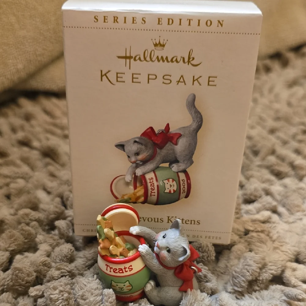 Hallmark Keepsake Ornament with Gray and Red‎ Cat